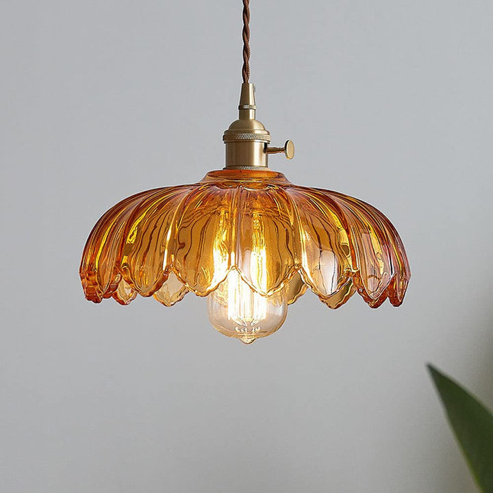 Designerska lampa wisząca przezroczysta, idealna do sypialni, eleganckie wnętrze.