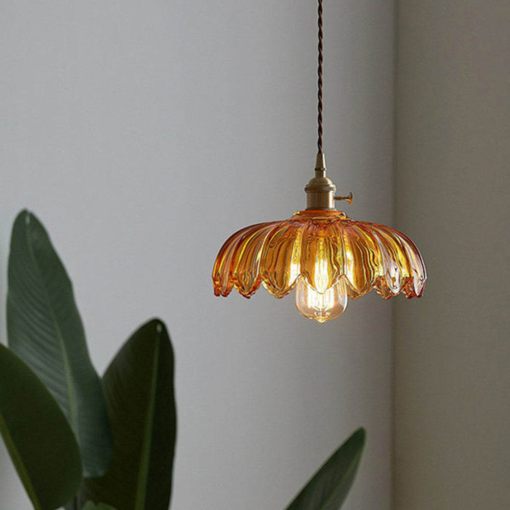 Zielona szklana lampa sufitowa, stylowa dekoracja do każdego wnętrza.
