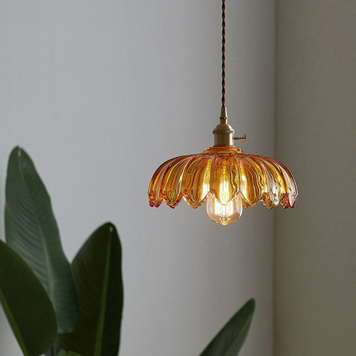 Zielona szklana lampa sufitowa, stylowa dekoracja do każdego wnętrza.