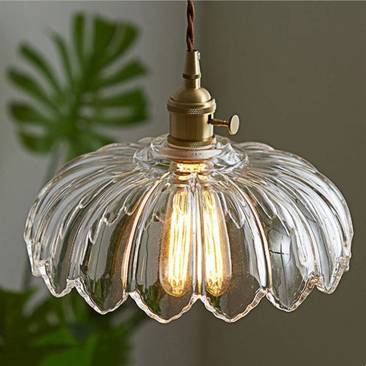 Przezroczysta lampa sufitowa szklana, idealna do wnętrz minimalistycznych.