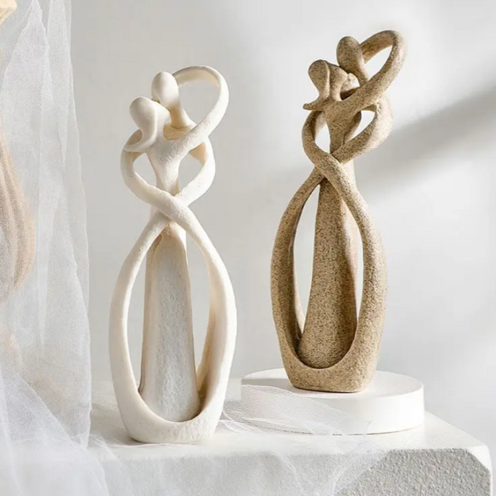 Nowoczesna rzeźba miłości z żywicy, elegancka abstrakcyjna statuetka. Idealna dekoracja do współczesnych wnętrz.