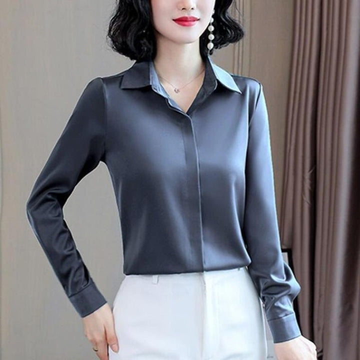 Modna damska koszula satynowa z dekoltem V-neck, komfortowa i elegancka, na każdą okazję.