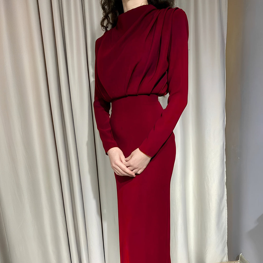 Stylowa sukienka damska z długim rękawem, elegancka moda damska na wiele okazji.