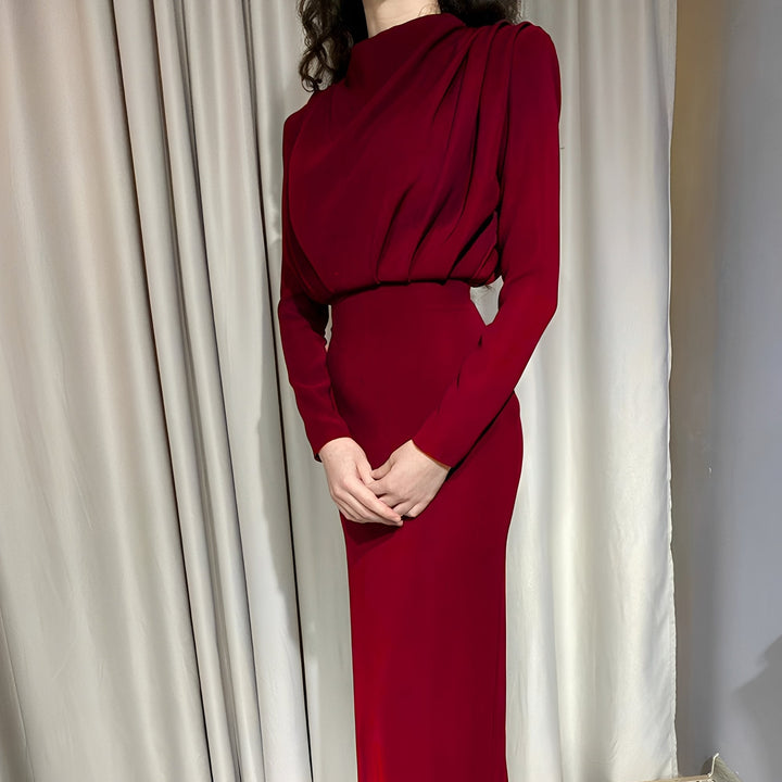 Stylowa sukienka damska z długim rękawem, elegancka moda damska na wiele okazji.