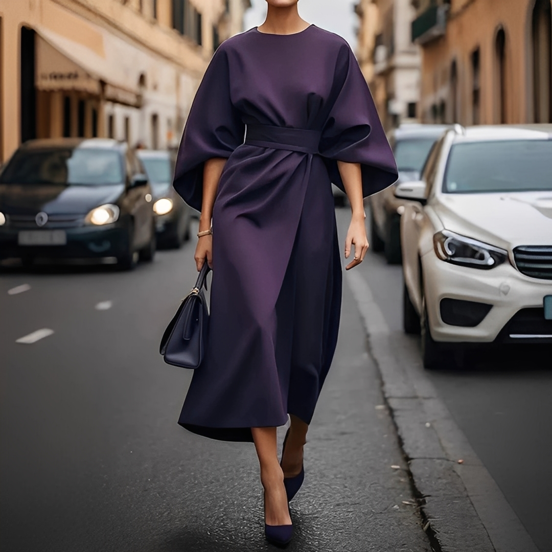 Elegancka sukienka midi z paskiem, modna stylizacja na uroczyste wyjście.