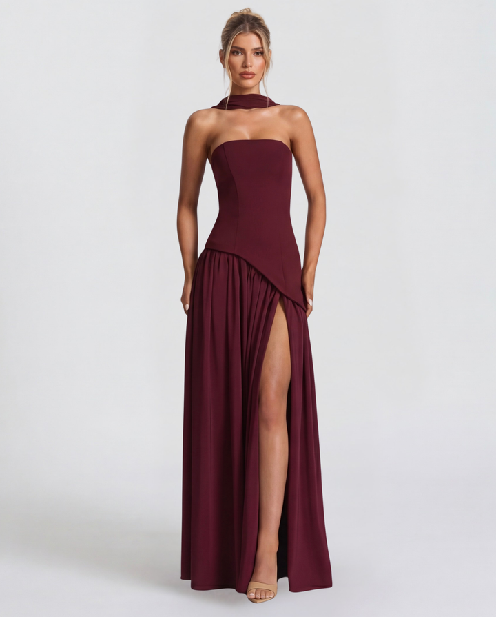 Wieczorowa sukienka maxi bez ramiączek, z rozcięciem, w eleganckim kolorze.