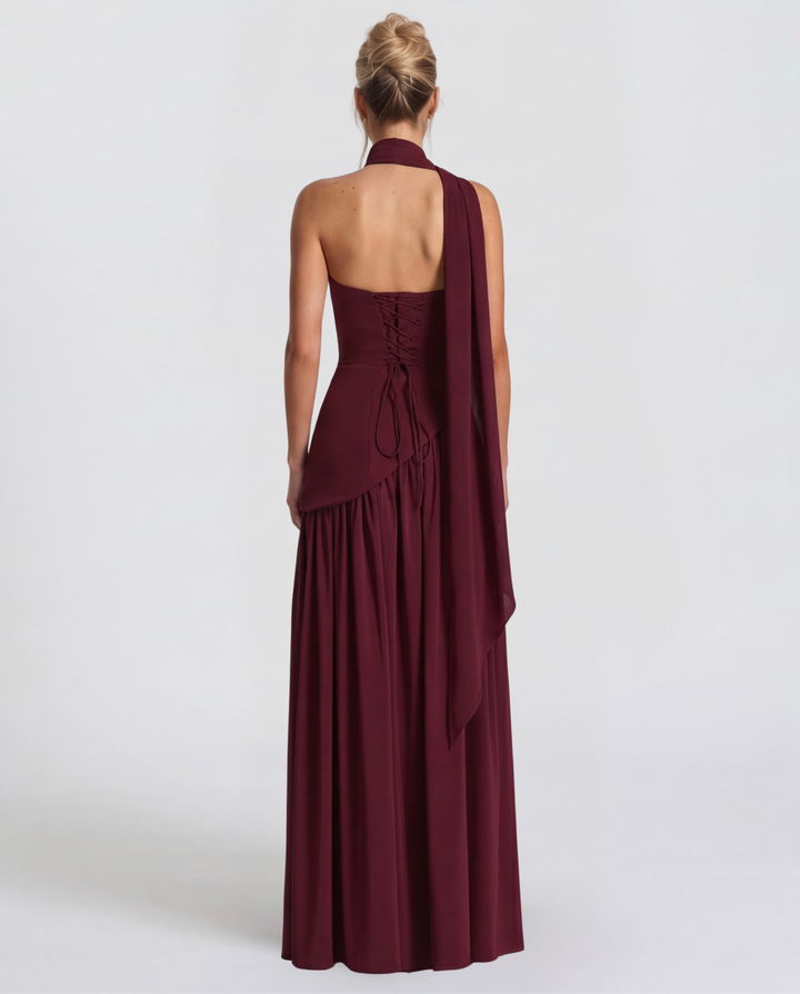 Elegancka sukienka maxi bez ramiączek z rozcięciem, podkreślająca nogi.