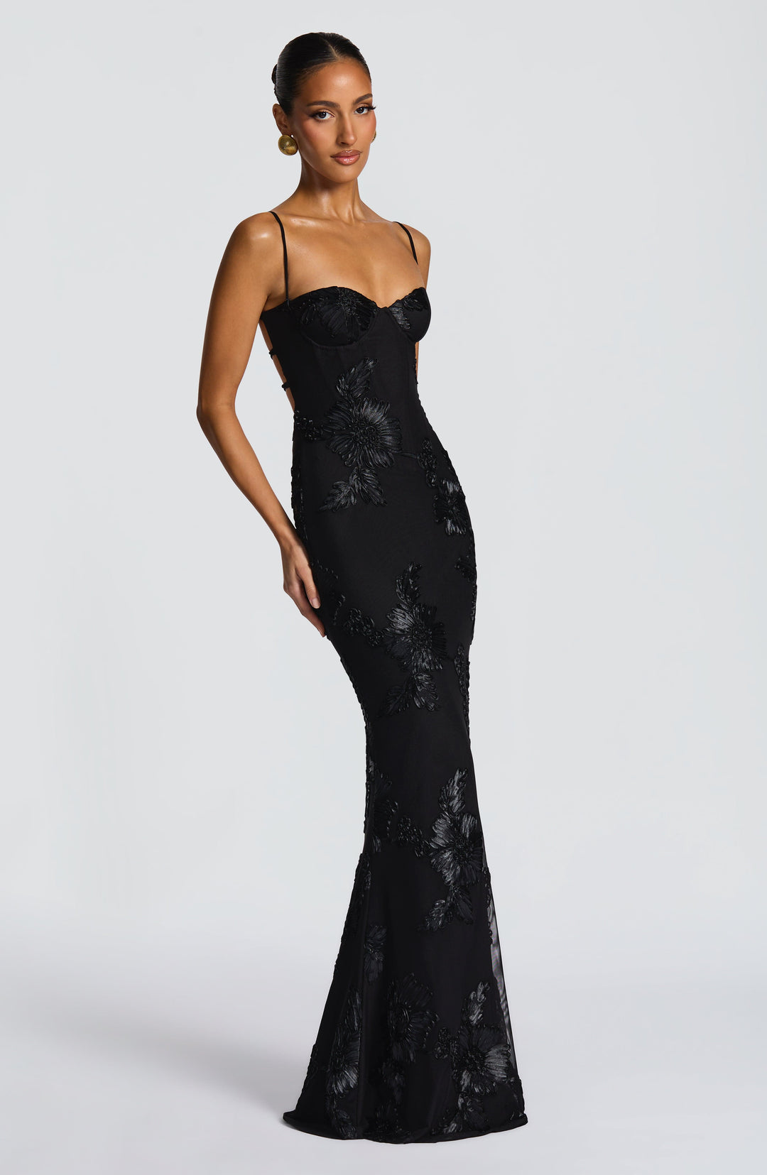 Elegancka sukienka damska maxi, dekolt w serce. Na wieczorne wyjścia, bankiety i gale.