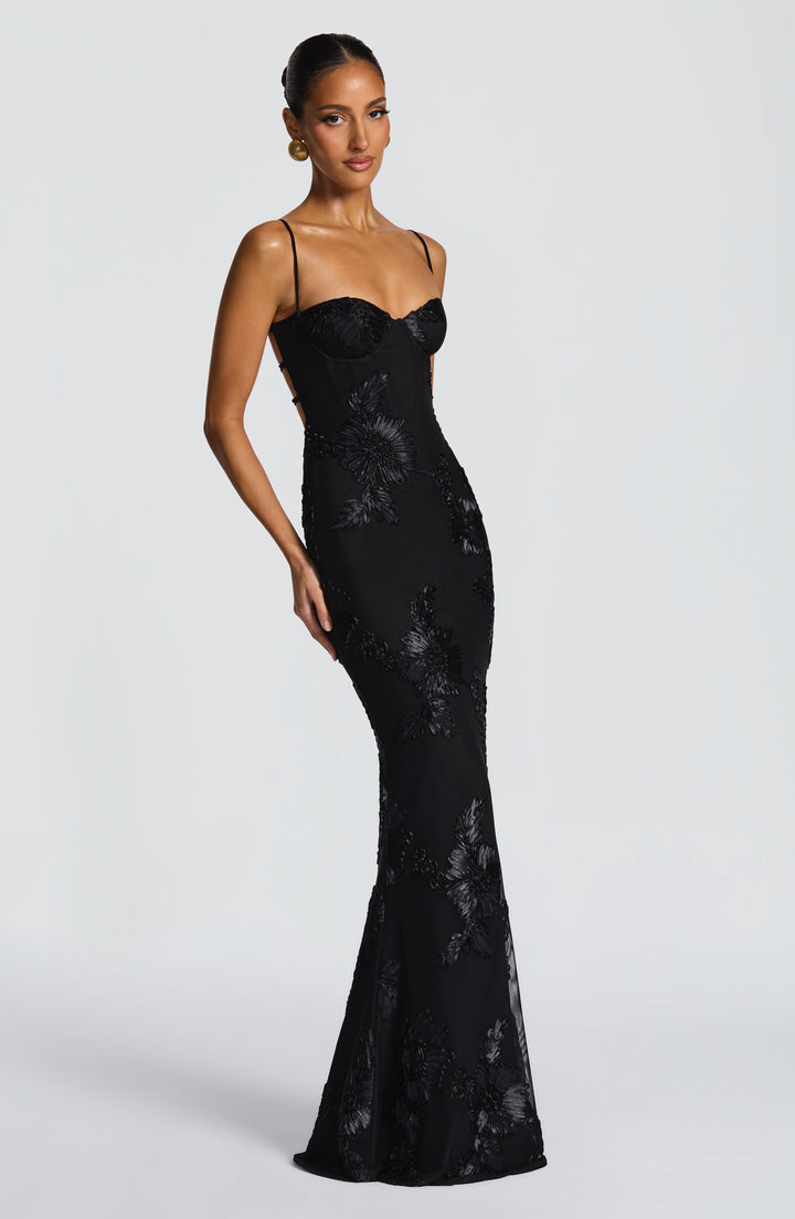 Elegancka sukienka damska maxi, dekolt w serce. Na wieczorne wyjścia, bankiety i gale.