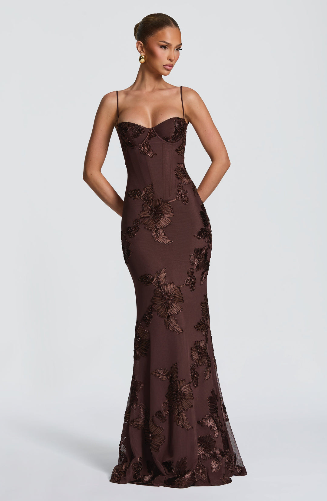 Dopasowana sukienka koktajlowa maxi, dekolt serce. Elegancka, na specjalne okazje, szykowna.