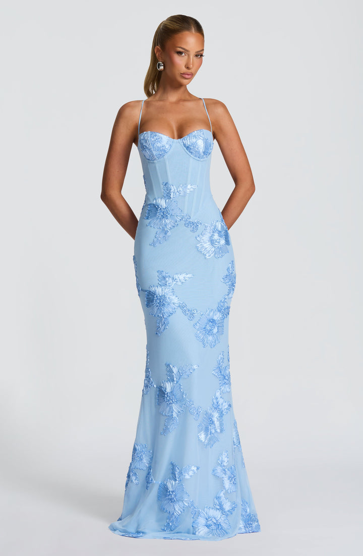 Elegancka damska sukienka maxi, dopasowana. Dekolt serce. Modna kreacja wieczorowa.