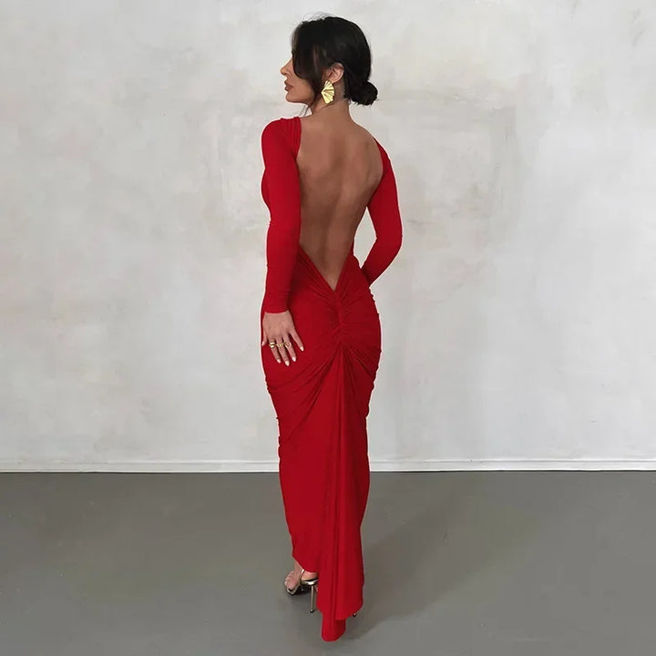 Damska elegancka sukienka maxi w kolorze czarnym. Długi rękaw, wycięcie na plecach, doskonała na specjalne okazje.