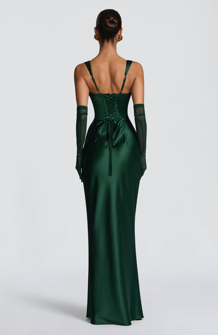 Klasyczna sukienka maxi damska z kwadratowym dekoltem. Szerokie ramiączka dla komfortu i stylu.