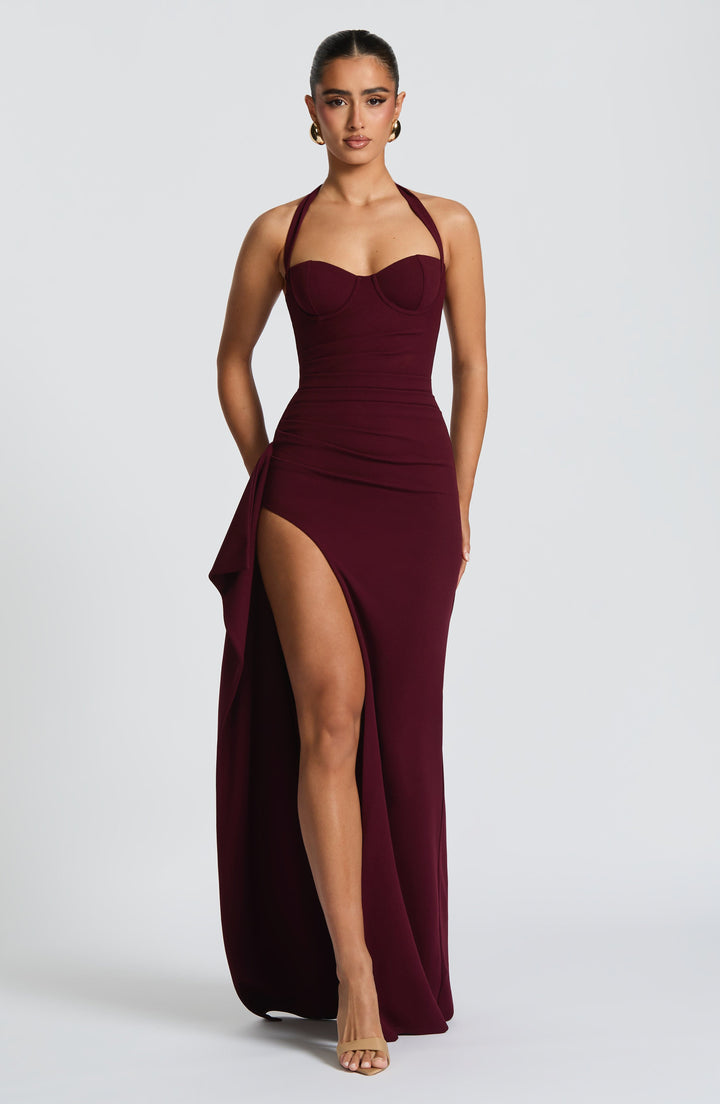 Elegancka sukienka maxi wieczorowa z marszczeniami, wiązaniem na szyi i wysokim rozcięciem.
