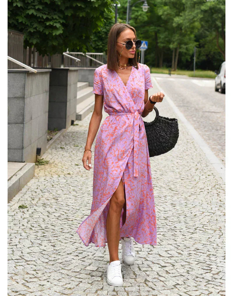 Prezentacja sukienki midi damskiej z dekoltem V na modelce. Idealne dopasowanie i elegancki look.