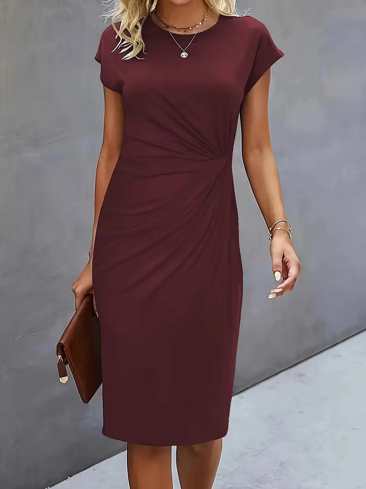 Sukienka midi z falbanami, świetna do sandałów i szpilek. Elegancka moda damska na lato.