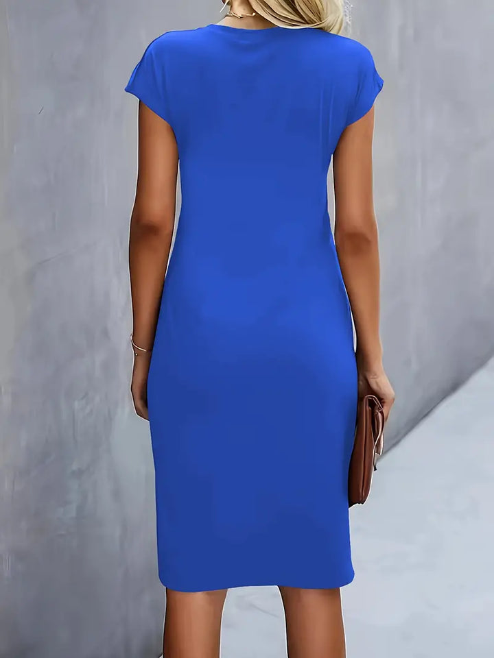 Sukienka midi z falbanami, tył prezentujący elegancki krój. Damska moda na co dzień i lato.