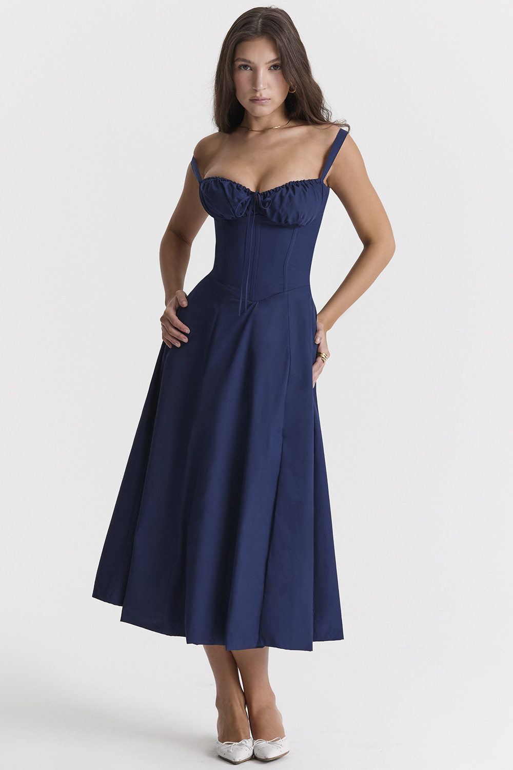 Lekka sukienka midi koronkowa damska, idealna na letnie przyjęcia i elegancki, stylowy ubiór.
