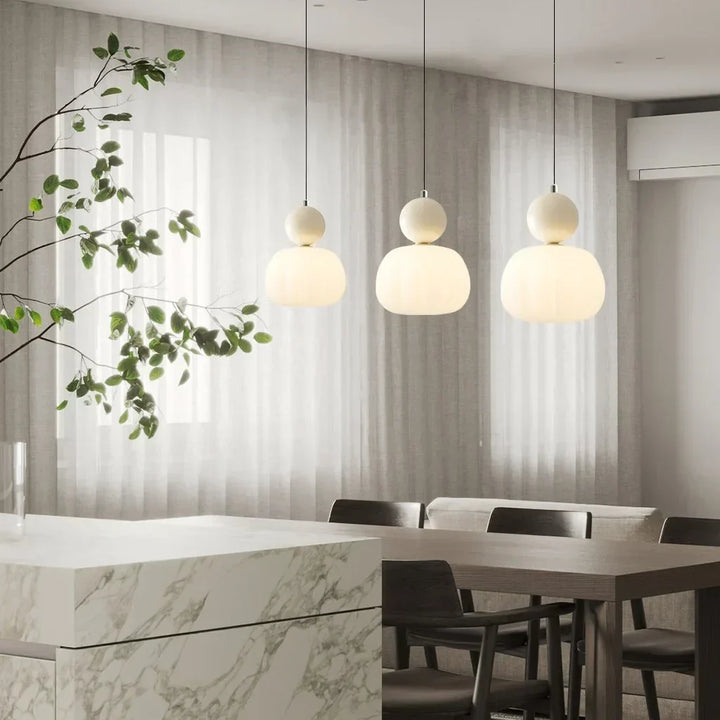 Lampa sufitowa szklana, styl Art Deco, elegancja i retro design do salonu.