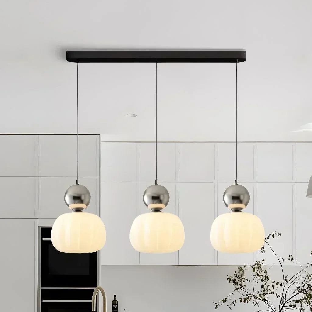 Oświetlenie wewnętrzne retro, szklana lampa sufitowa Art Deco. Elegancki dodatek.