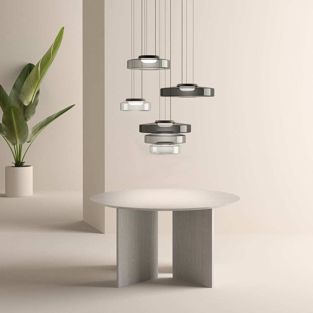 Lampa wisząca szklana z metalowymi elementami. Designerskie oświetlenie sufitowe dla nowoczesnych domów.