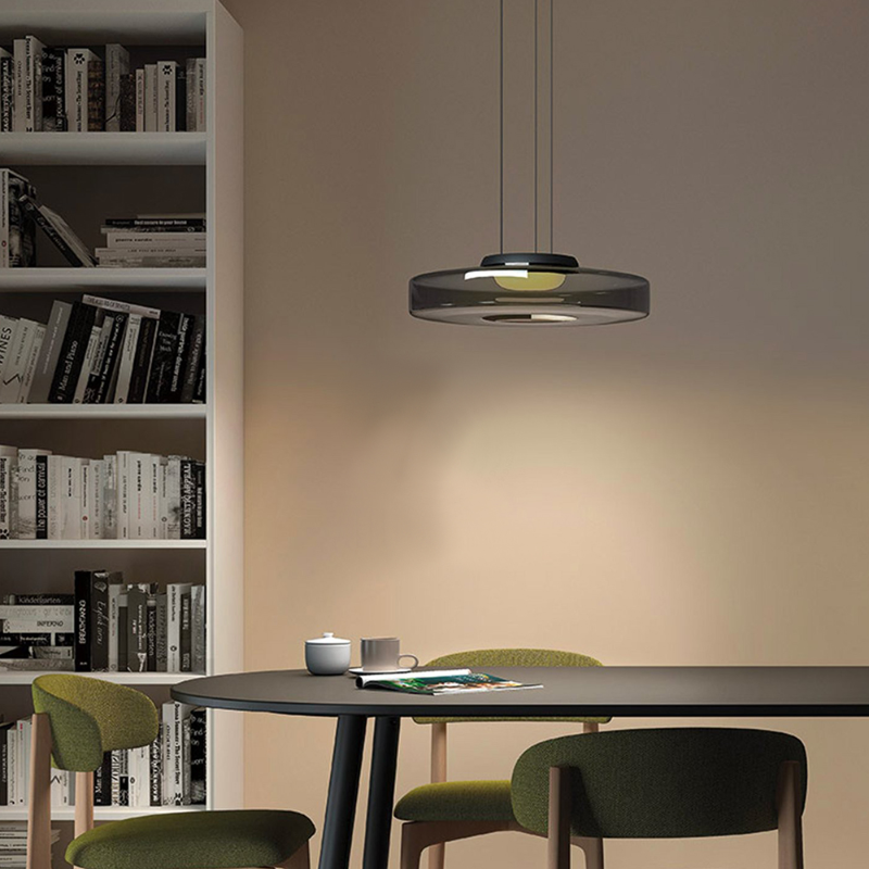 Przezroczysta szklana lampa wisząca. Unikalny, nowoczesny design, tworzy przytulną atmosferę.