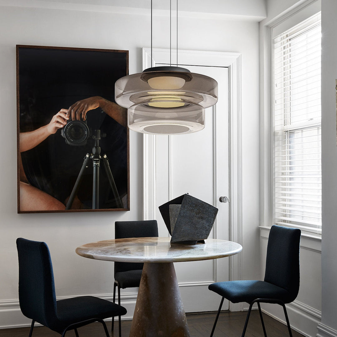 Elegancka lampa szklana wisząca. Prosta forma, luksusowy wygląd. Oświetlenie dekoracyjne.