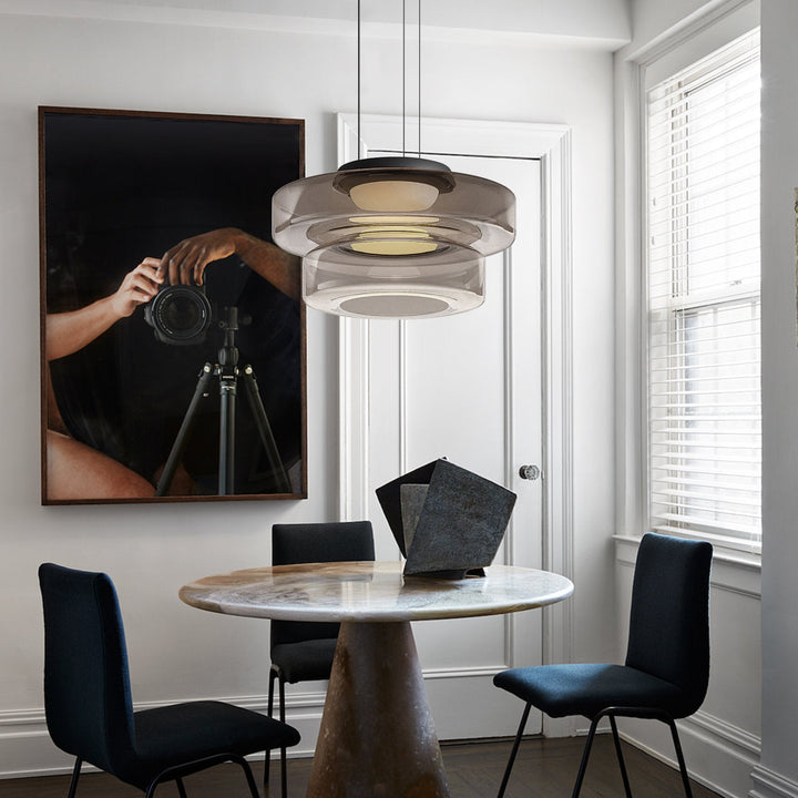 Elegancka lampa szklana wisząca. Prosta forma, luksusowy wygląd. Oświetlenie dekoracyjne.