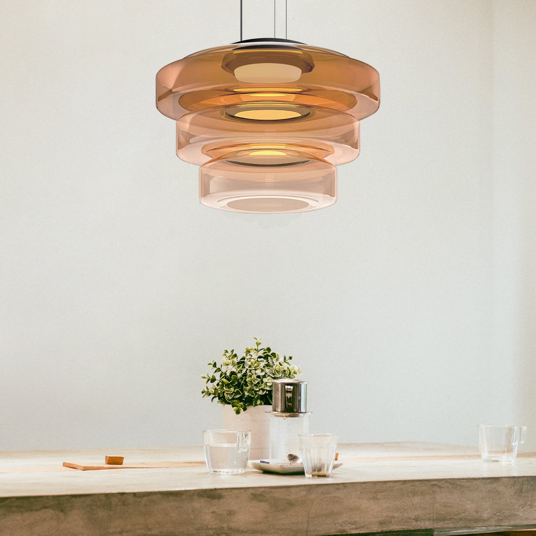 Designerska lampa sufitowa z przezroczystym kloszem szklanym. Eleganckie oświetlenie jadalni.
