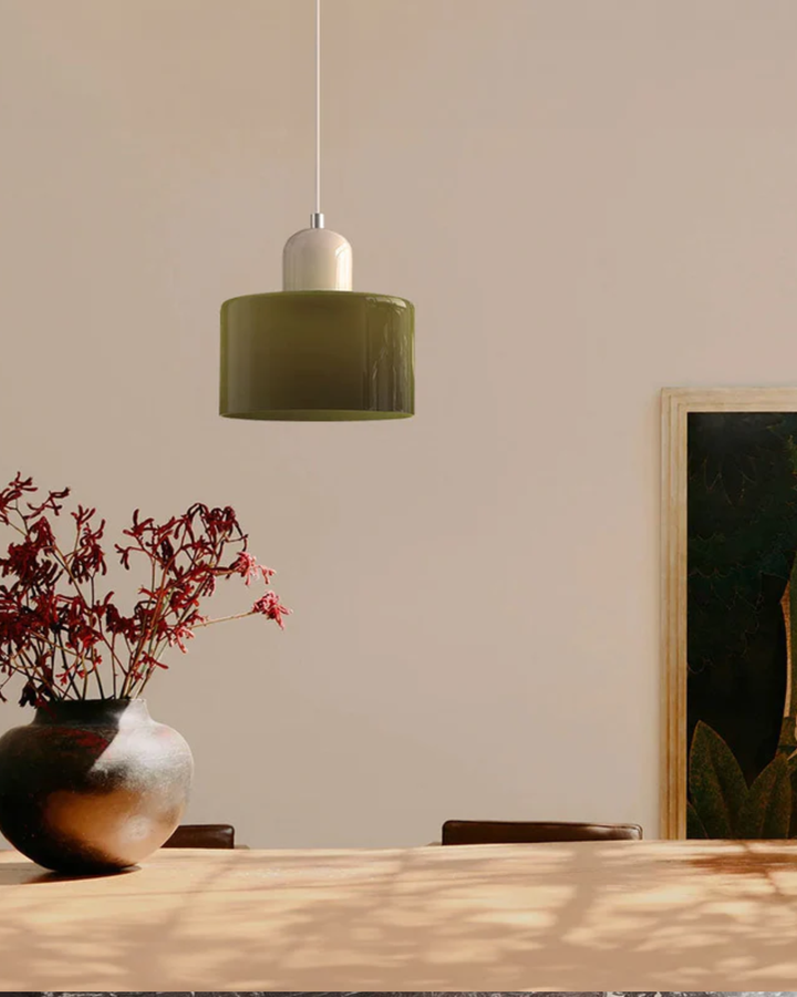 Szklana lampa wisząca japandi, minimalistyczne oświetlenie do salonu.