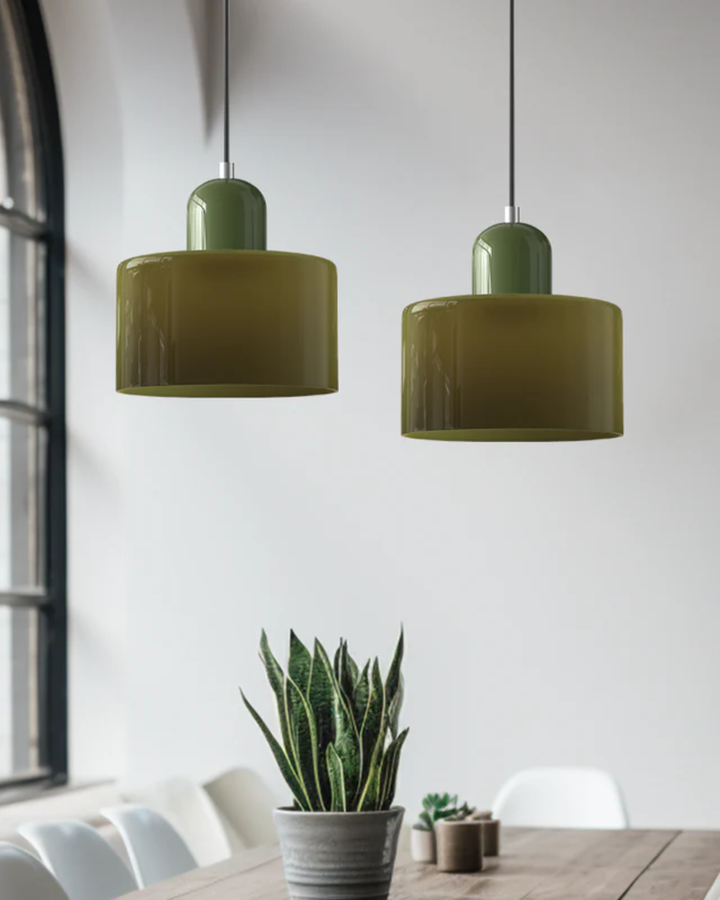 Przezroczysta szklana lampa wisząca, styl japandi, minimalistyczne oświetlenie.