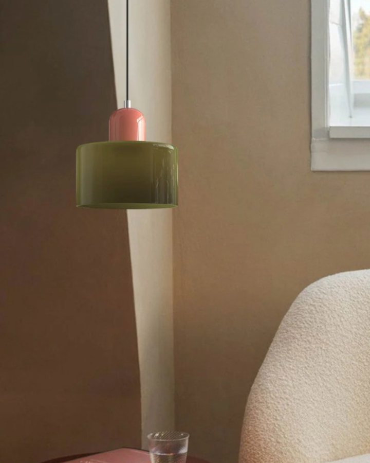 Lampa wisząca z matowego szkła, design japandi, nowoczesna estetyka.
