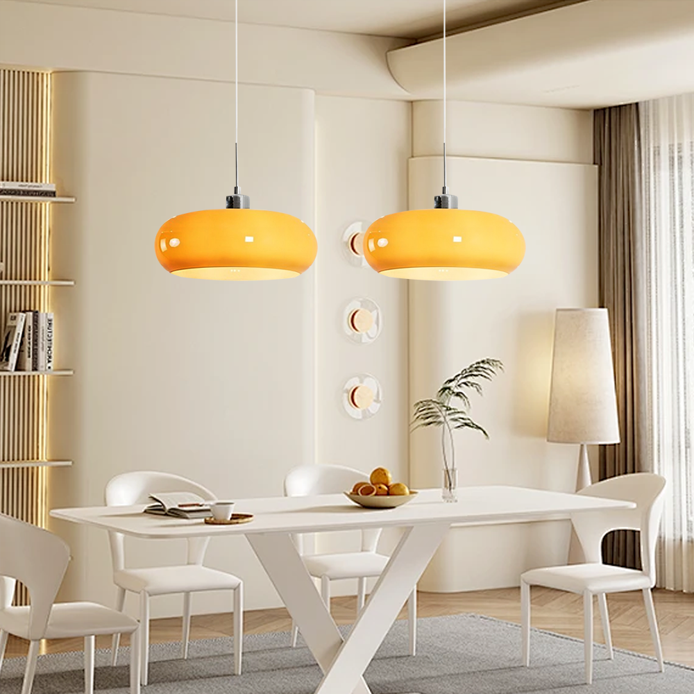 Elegancka szklana lampa wisząca w stylu skandynawskim, idealna do nowoczesnego salonu.