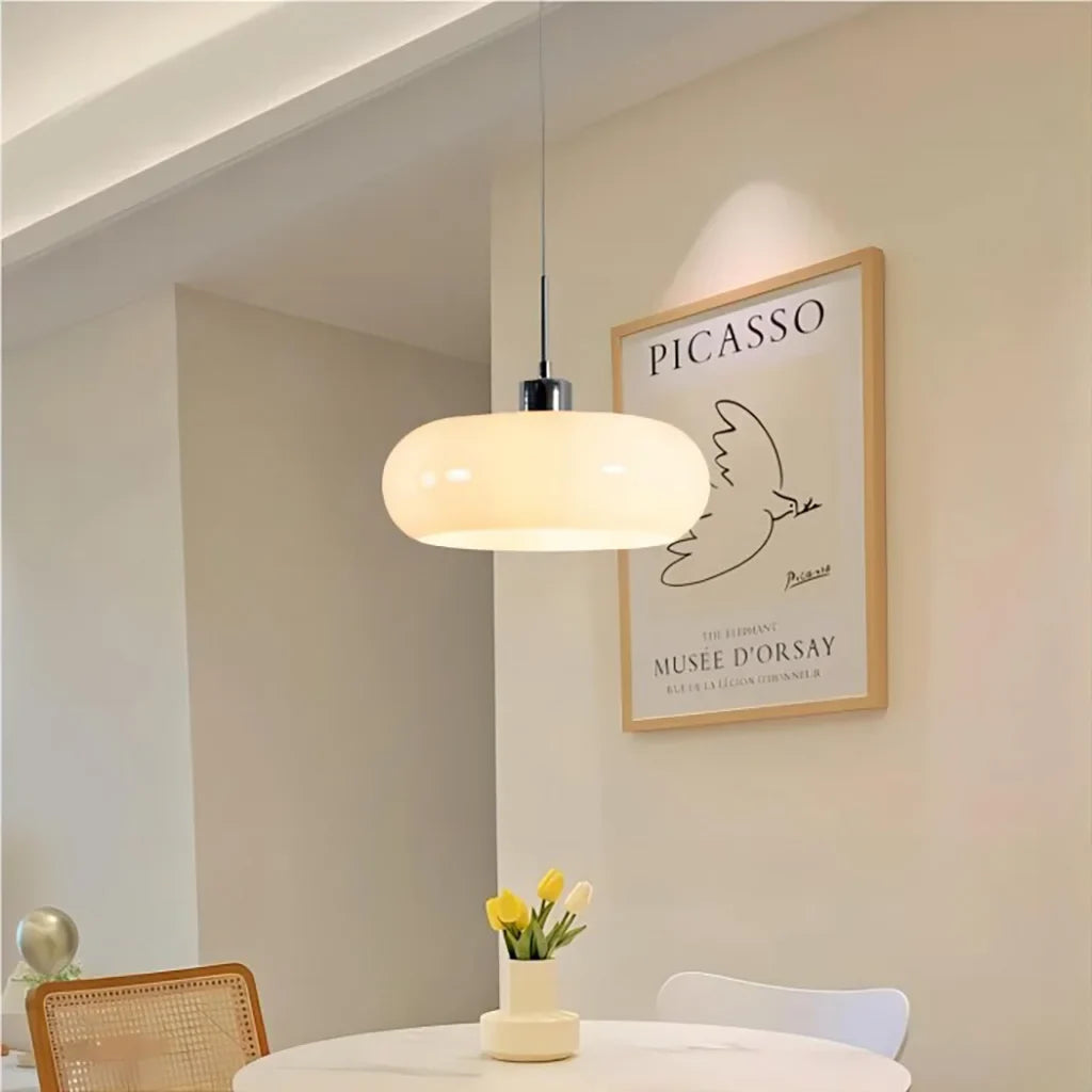 Lampa sufitowa szklana, designerski wygląd, metalowe elementy, idealna do salonu.