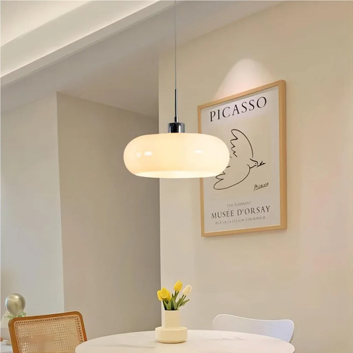 Lampa sufitowa szklana, designerski wygląd, metalowe elementy, idealna do salonu.
