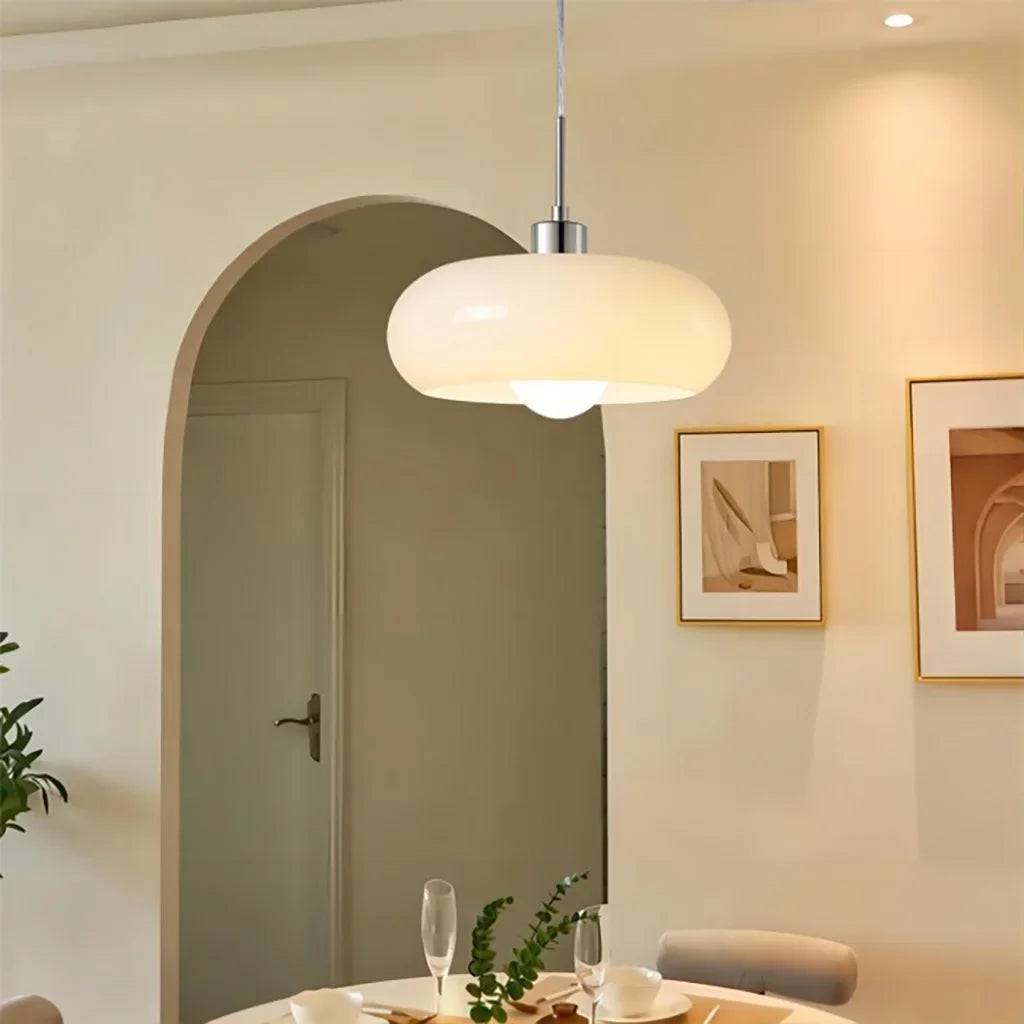 Minimalistyczna szklana lampa wisząca, oświetlenie sufitowe w stylu Bauhaus.