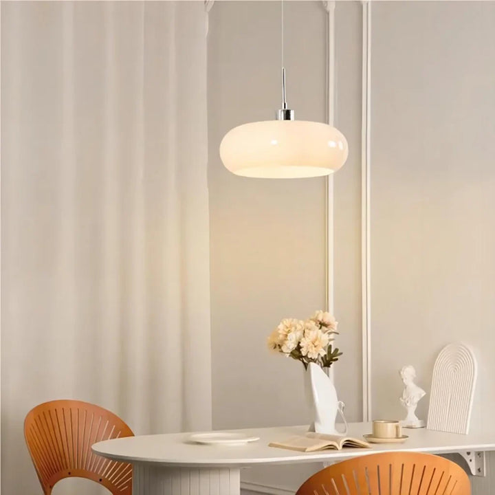 Elegancka lampa wisząca szklana, do salonu, nowoczesny design skandynawski.
