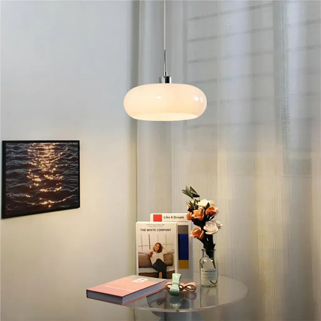 Lampa wisząca szklana, okrągły klosz, minimalistyczny design, do nowoczesnych wnętrz.
