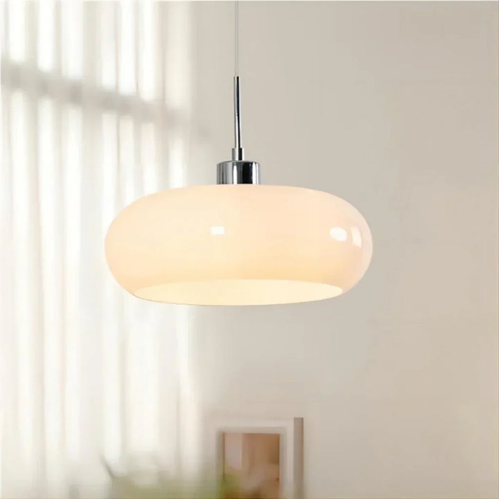 Nowoczesna szklana lampa wisząca, eleganckie oświetlenie sufitowe, styl skandynawski.