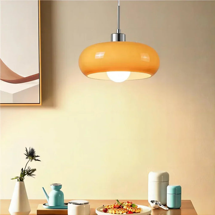 Stylowa lampa wisząca, szklany klosz, minimalistyczny design, do jadalni lub salonu.