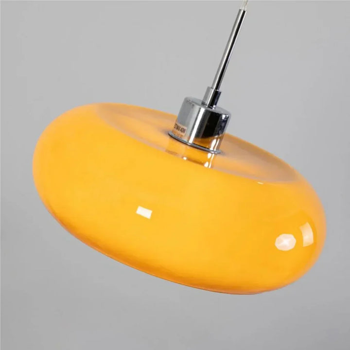 Elegancka lampa sufitowa, szklany klosz, designerski styl skandynawski, do salonu.