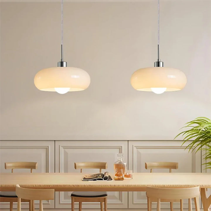 Stylowa lampa wisząca, szklana kula, metal, idealna do minimalistycznego salonu.