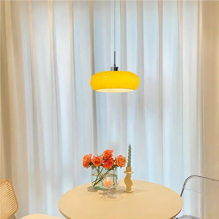 Okrągła lampa wisząca ze szkła i metalu, nowoczesny styl skandynawski do jadalni.