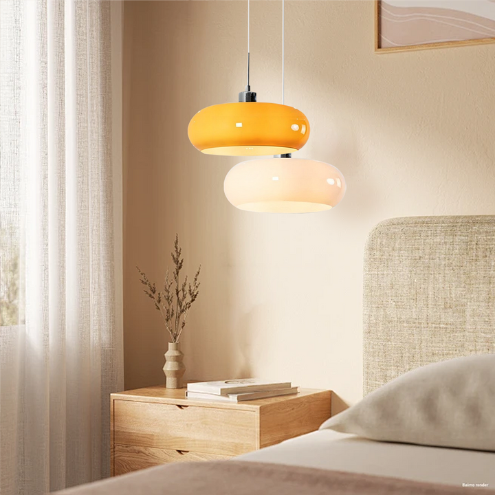 Designerska lampa sufitowa, szklany klosz, czarny metal, idealna do nowoczesnego salonu.