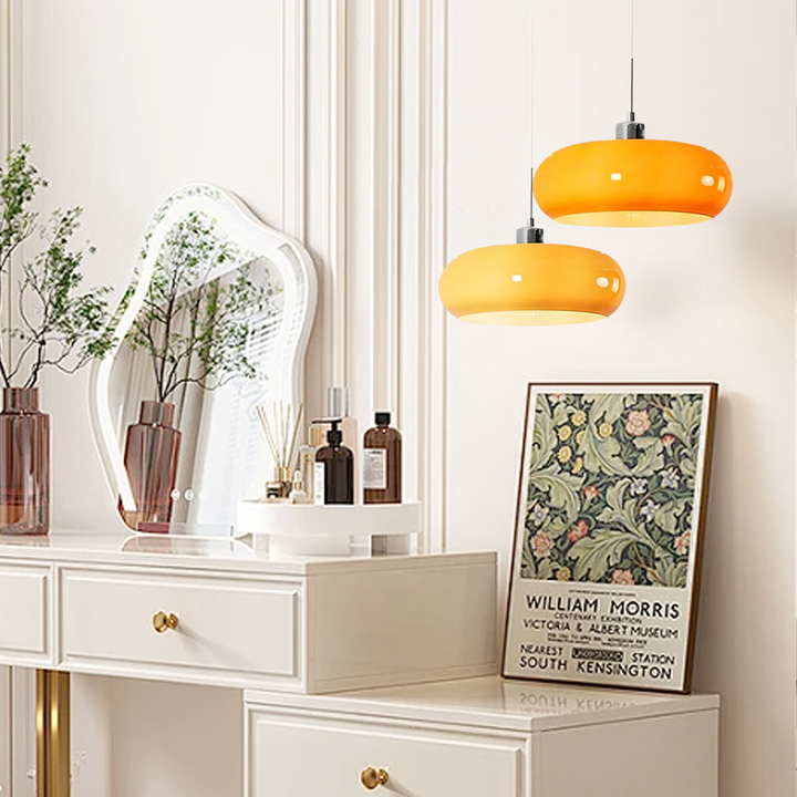 Szklana lampa wisząca Bauhaus, minimalistyczne oświetlenie, metalowa konstrukcja.