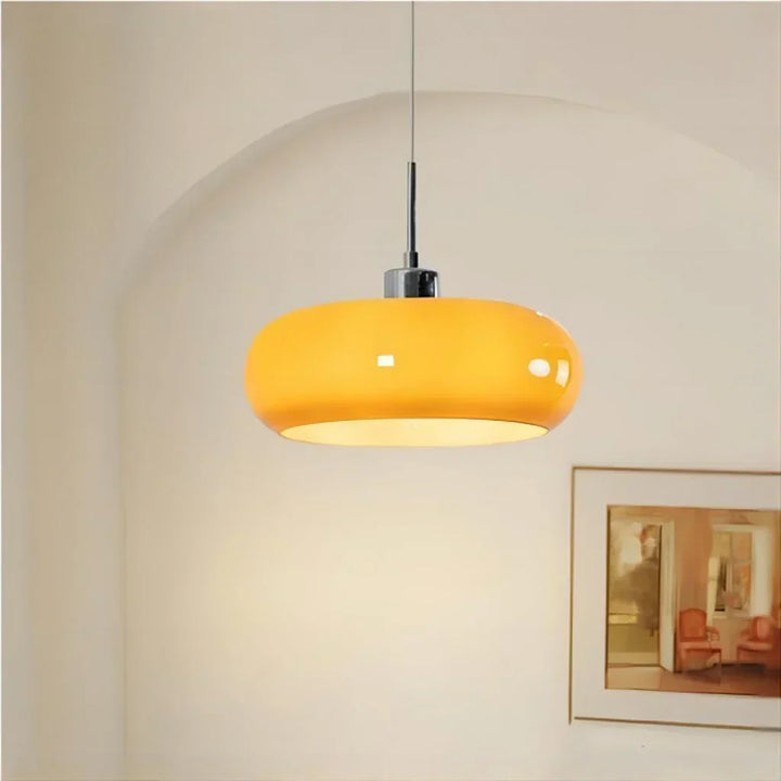 Nowoczesna lampa wisząca do jadalni, szklany klosz, styl skandynawski, eleganckie.