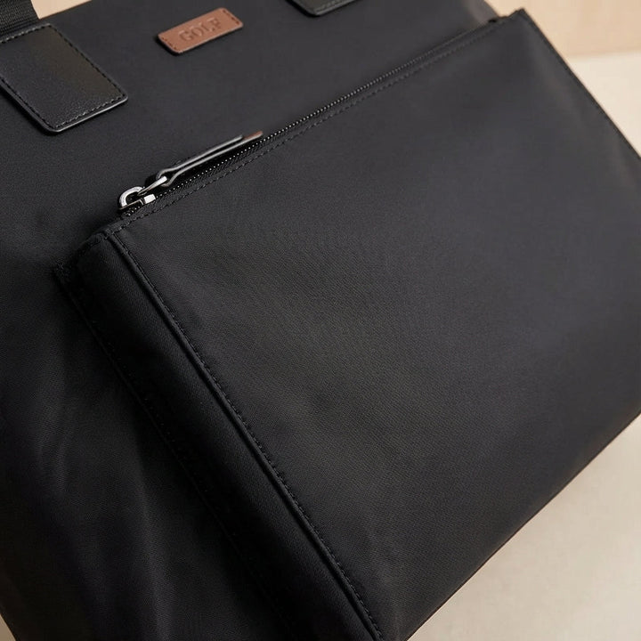 Szara torba biznesowa na laptopa MetroBrief, elegancka i praktyczna dla profesjonalistów w biurze i podróży.