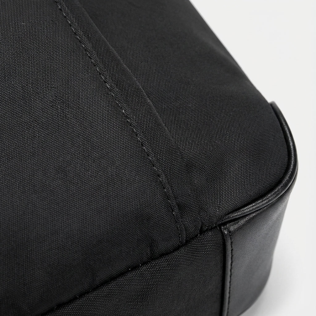 Profesjonalna torba na laptopa ShieldBag dla kobiet i mężczyzn. Zapewnia bezpieczny transport i organizację akcesoriów.
