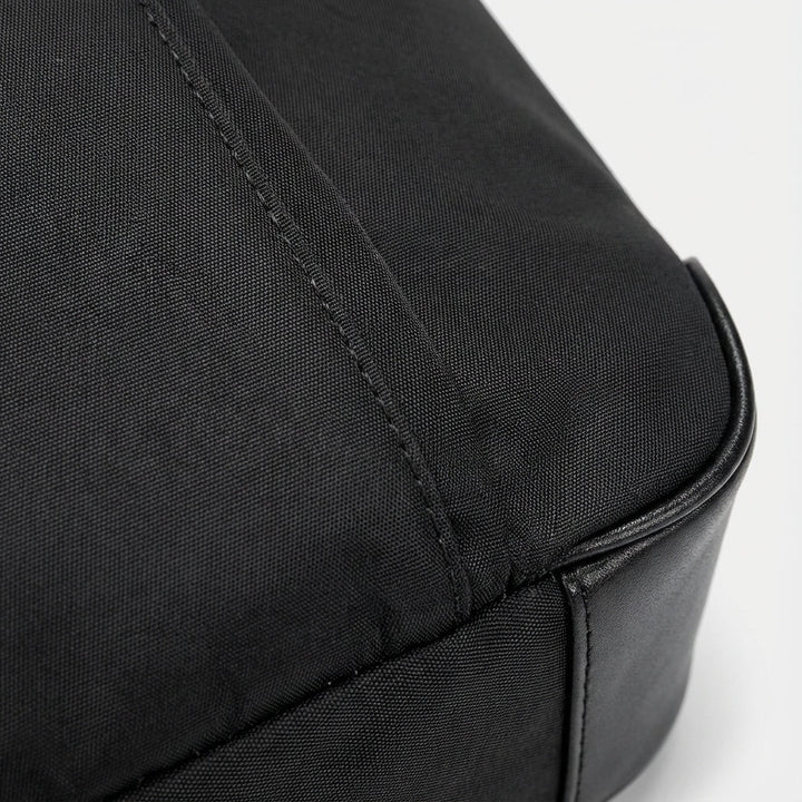 Profesjonalna torba na laptopa ShieldBag dla kobiet i mężczyzn. Zapewnia bezpieczny transport i organizację akcesoriów.