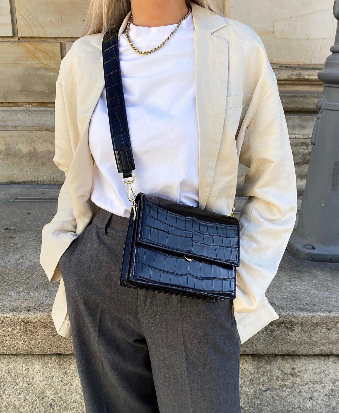 Modna torebka damska crossbody, idealna do stylizacji na co dzień i wieczorowych. Wygodna na ramię.